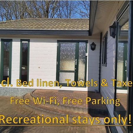 Ruim Familie Chalet Tot 4 Personen Op De Veluwe Bungalowpark De Kern Пюттен Экстерьер фото